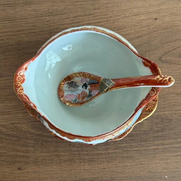 Elegant Japanese Porcelain Gravy Boat with Spoon - Picture 2 of 7